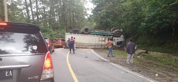 truk_pakan_ayam_terbalik_di_jalinsum_parapat_aek_nauli_simalungun
