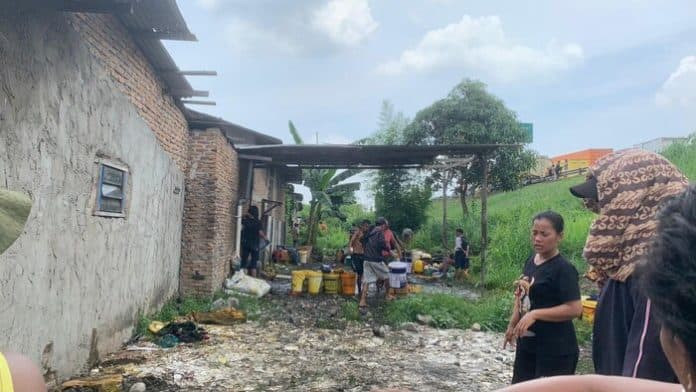 truk_pengangkut_cpo_kecelakaan_di_tol_warga_mandala_medan_panen_minyak