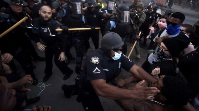 truk_polisi_tabrak_pendemo_di_new_york_dalam_aksi_george_floyd