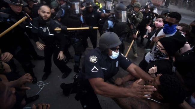 truk_polisi_tabrak_pendemo_di_new_york_dalam_aksi_george_floyd