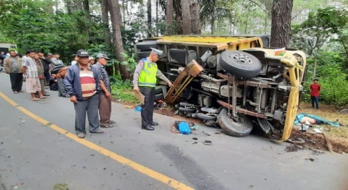 truk_senggol_hingga_timpa_sepeda_motor_dua_pengendara_dinyatakan_tewas