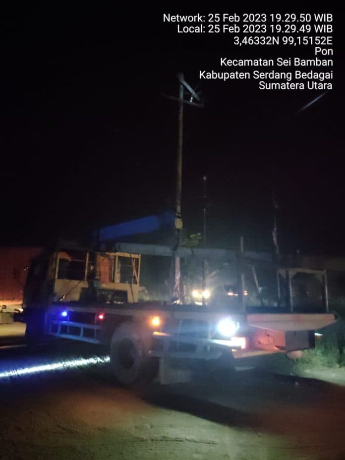 truk_tabrak_tiang_listrik_dua_kecamatan_di_sergai_terjadi_pemadaman