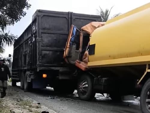 truk_tangki_seruduk_tronton_di_jalan_menanjak_batu_bara_pengemudi_luka_luka