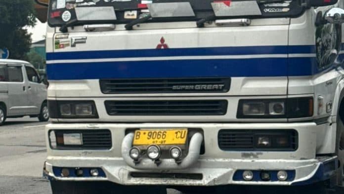 truk_tronton_seruduk_mobil_honorer_pemkab_deli_serdang_di_pintu_tol_amplas
