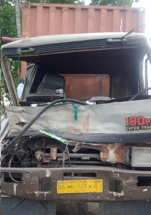 truk_tronton_tabrak_sepeda_motor_di_sei_rampah_1_orang_tewas_di_lokasi