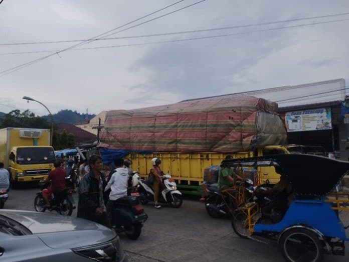 truk_tua_tak_laik_jalan_resahkan_warga_sibolga_dishub_diminta_bertindak