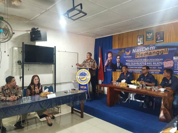 tuahman_purba_kembalikan_formulir_pendaftaran_ke_partai_nasdem_didampingi_pengurus_pms_dan_ikeis