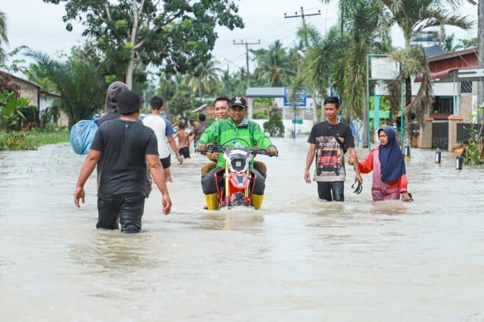 tunggangi_motor_trail_bupati_sergai_tinjau_posko_bantuan_banjir