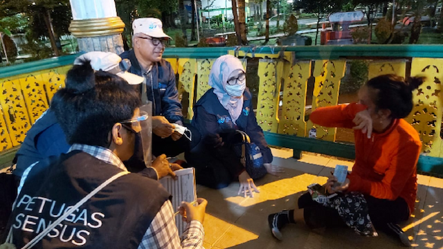 tuntaskan_sensus_penduduk_bps_data_tunawisma_medan_di_malam_hari