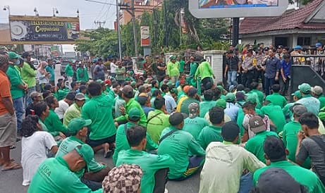 tuntut_4_hal_petugas_kebersihan_siantar_kami_siap_mogok