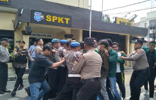 tuntut_berantas_peredaran_narkoba_di_thm_demo_himmah_di_polrestabes_medan_sempat_panas