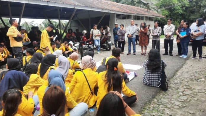 tuntut_fasilitas_dan_tolak_penambahan_uang_wisuda_mahasiswa_usi_aksi_di_kantor_rektor