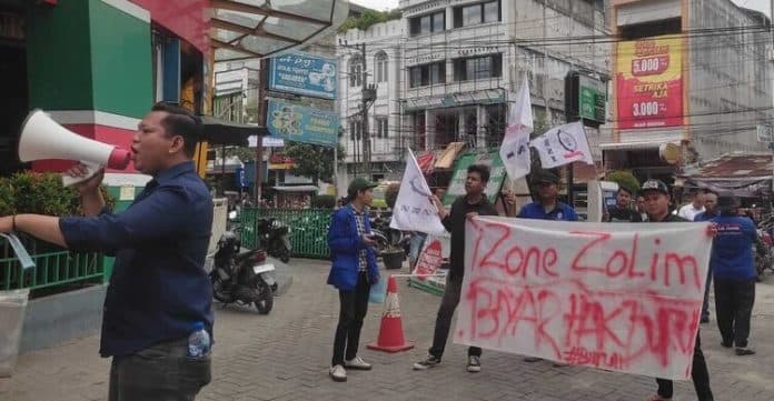 tuntut_hak_pasca_di_phk_puluhan_buruh_demo_di_irian_supermarket_kisaran