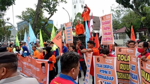tuntut_kenaikan_umk_ribuan_buruh_gelar_aksi_mogok_nasional