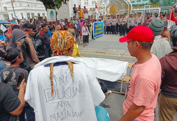 tuntut_pemberantasan_mafia_tanah_massa_blokir_jalan_depan_kantor_gubsu