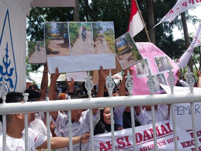 tuntut_pengaspalan_jalan_ratusan_warga_stm_hilir_unjuk_rasa_ke_kantor_bupati_deli_serdang