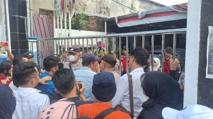 tuntut_pilkada_jujur_ratusan_massa_kembali_geruduk_kantor_kpu_kota_medan