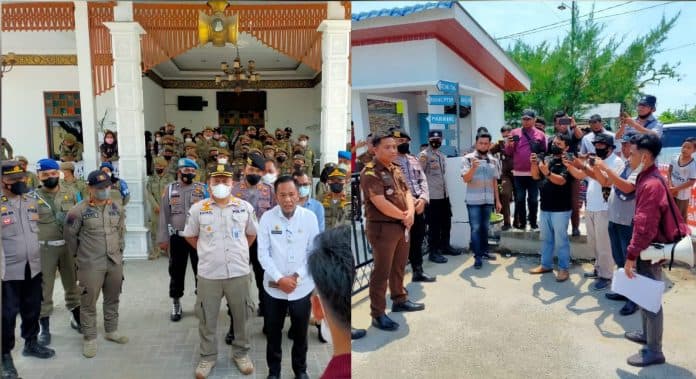 tuntut_usut_kasus_dugaan_korupsi_di_batu_bara_massa_demo_kantor_bupati_dan_kejari