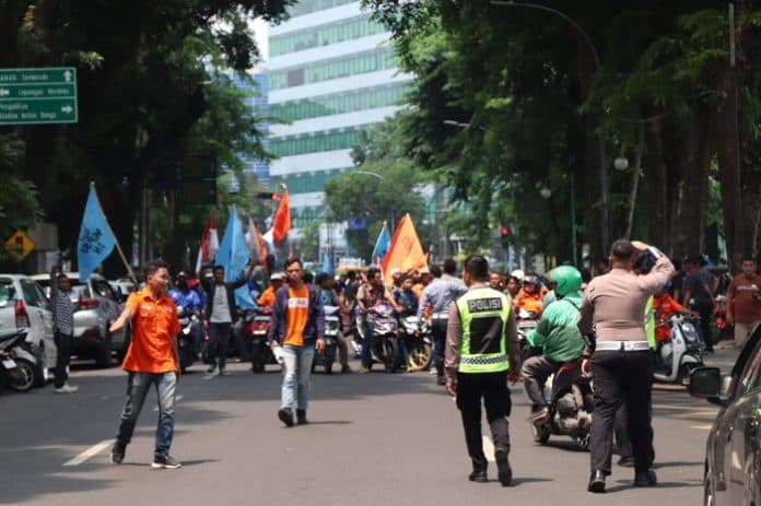 tuntutan_pendemo_partai_buruh_di_dprd_sumut_cabut_omnibus_law