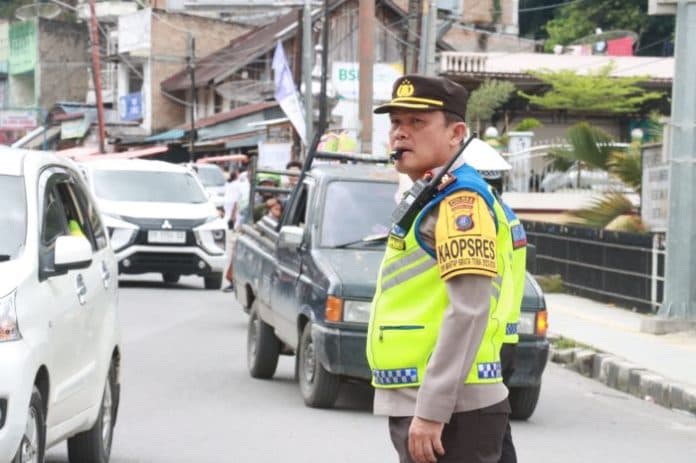 turun_ke_jalan_kapolres_simalungun_imbau_pengendara_patuhi_rambu_lalu_lintas