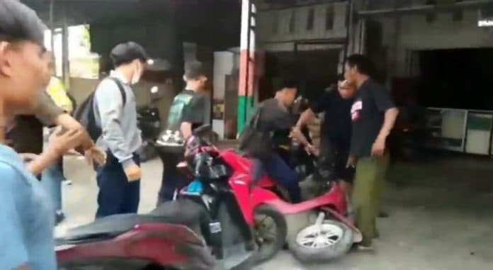 ugal_ugalan_di_jalan_sejumlah_pelajar_nyaris_dihajar_warga