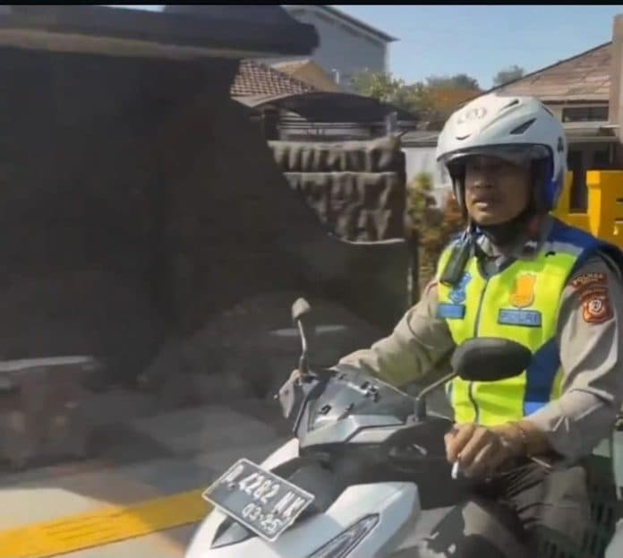 ulah_polisi_merokok_sambil_berkendara_direkam_warga_dijatuhi_hukuman_internal_dan_tilang