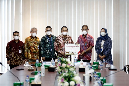 umsu_terima_dua_ekor_sapi_kurban_dari_telkom