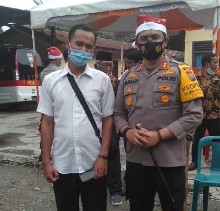 unik_kapolres_samosir_bagi_bagi_coklat_kepada_anak_anak