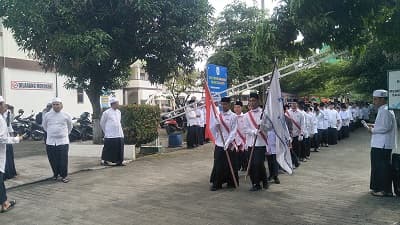 unik_rayakan_hsn_1000_santri_jalan_sehat_dengan_sarung_di_deli_serdang