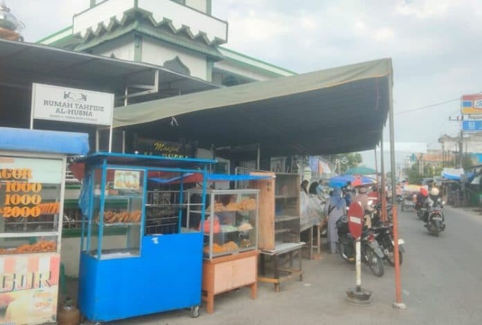 uniknya_pasar_takjil_di_kisaran_kuenya_buatan_janda_sekitar