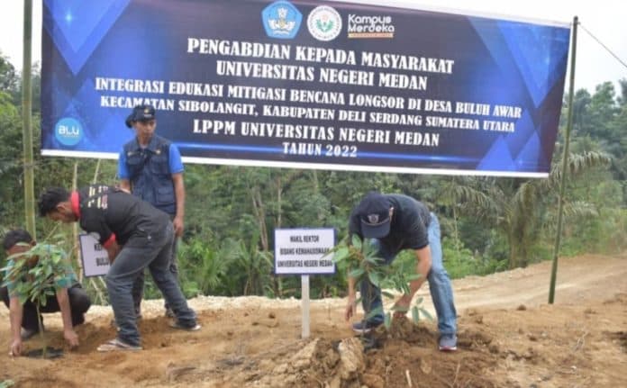 unimed_edukasi_mitigasi_bencana_longsor_bagi_masyarakat_desa_buluh_awar_sibolangit