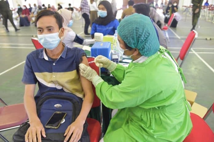 unimed_gelar_vaksinasi_massal_jenis_pfizer_dosis_satu
