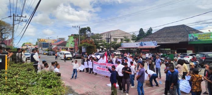 unjuk_rasa_ap2an_massa_tinggalkan_bupati_dairi_saat_berbicara