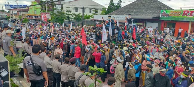 unjuk_rasa_besar_besaran_di_dairi_ini_desakan_massa_pada_bupati