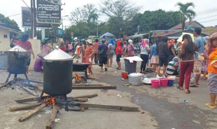 unjuk_rasa_depan_polsek_pancur_batu_polisi_sebut_massa_minta_pelaku_dibebaskan