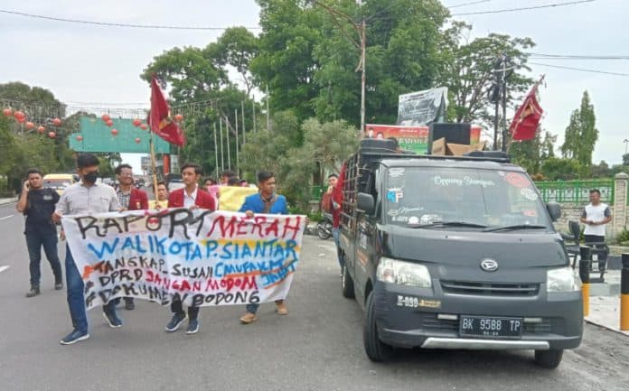 unjuk_rasa_mahasiswa_dan_pemuda_soroti_kepemimpinan_wali_kota_siantar