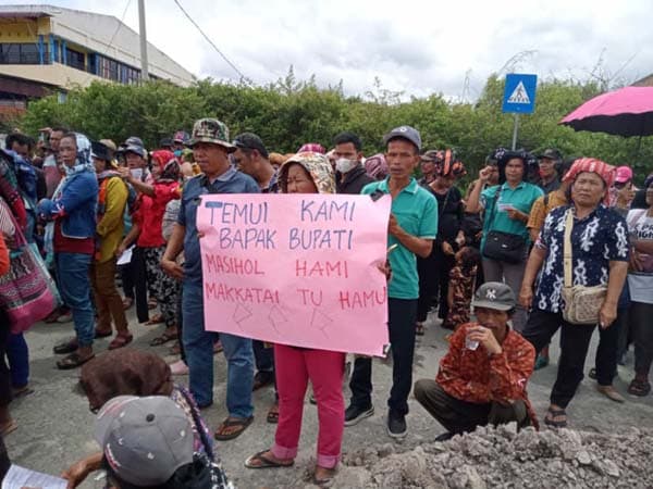 unjuk_rasa_masyarakat_dan_mahasiswa_ke_dprd_samosir_sempat_memanas