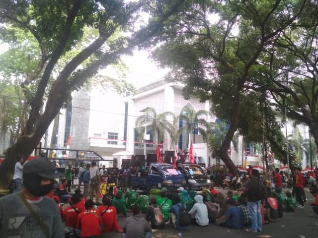 unjuk_rasa_tolak_ruu_cipta_kerja_massa_blokir_jalan_depan_dprd_sumut