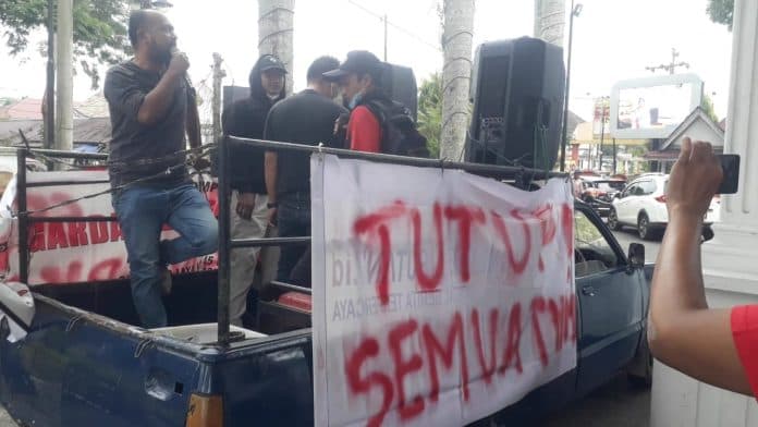 unjukrasa_massa_desak_pemko_siantar_evaluasi_ijin_kos_kosan_dan_tempat_hiburan_malam