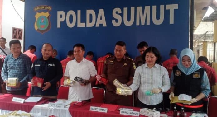 untuk_kelabui_petugas_pelaku_sembunyikan_sabu_dalam_koper_dan_lipatan_celana
