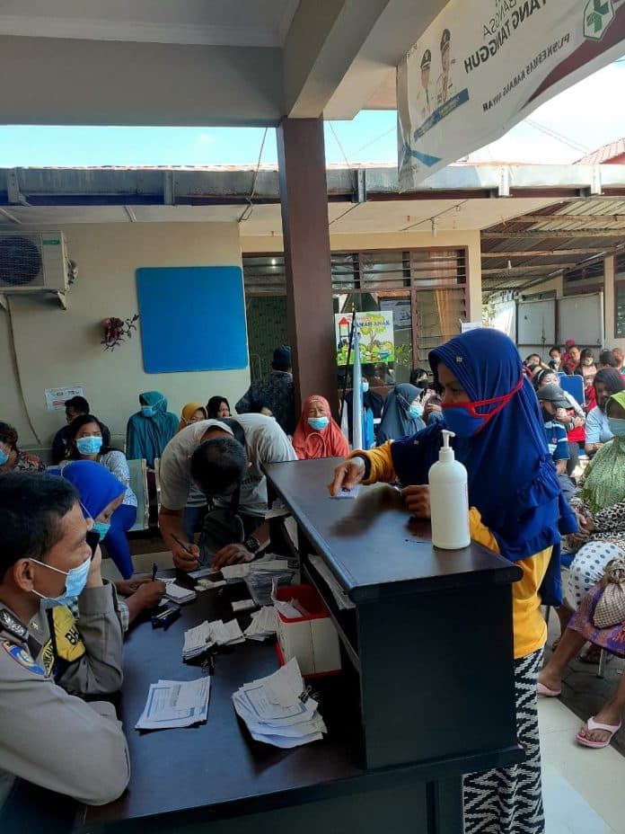 untuk_vaksinasi_covid_19_warga_beringin_serbu_puskesmas_karang_anyar