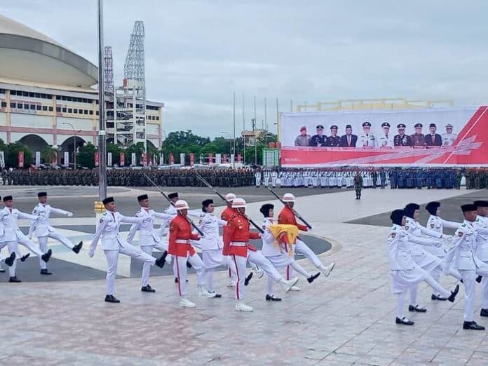 upacara_hut_ke_78_ri_di_lapangan_astaka_medan_gubsu_edy_rahmayadi_pakai_baju_adat_karo