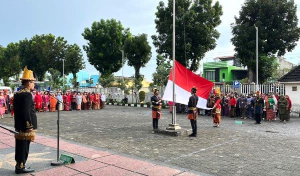 upacara_hut_ri_ke_79_staf_rsup_h_adam_malik_kompak_pakai_baju_adat