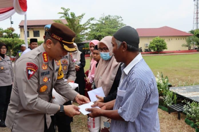 upz_polresta_deli_serdang_bagikan_zakat_profesi_kepada_warga_miskin