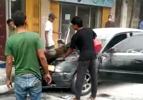 usai_antar_anak_wisuda_di_medan_mobil_terbakar_di_jalan