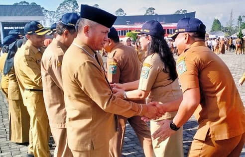 usai_cuti_lebaran_asn_pemkab_simalungun_saling_berjabat_tangan