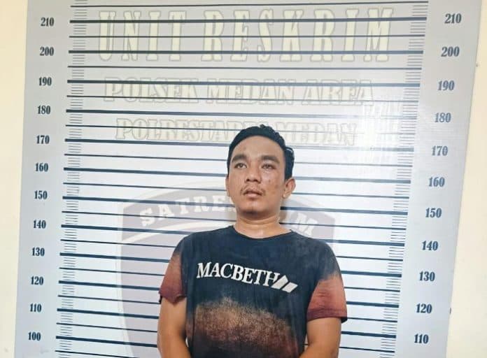 usai_diamuk_massa_diduga_curi_motor_pemuda_ini_ditahan_polisi