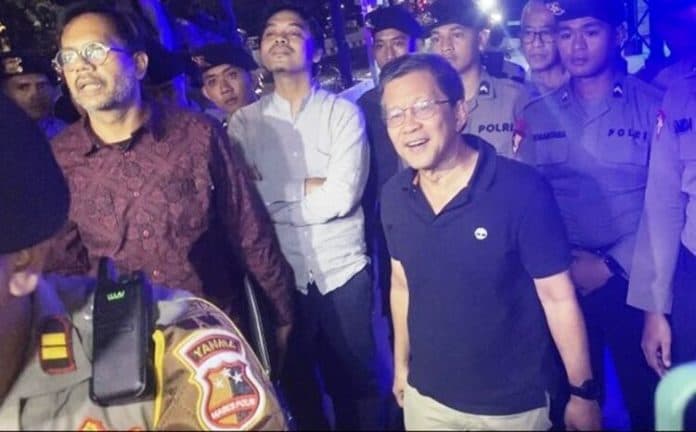 usai_diperiksa_9_jam_rocky_gerung_disambut_riuh_pendukungnya