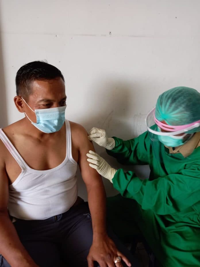 usai_divaksin_sejumlah_personil_satpol_pp_toba_ngantuk