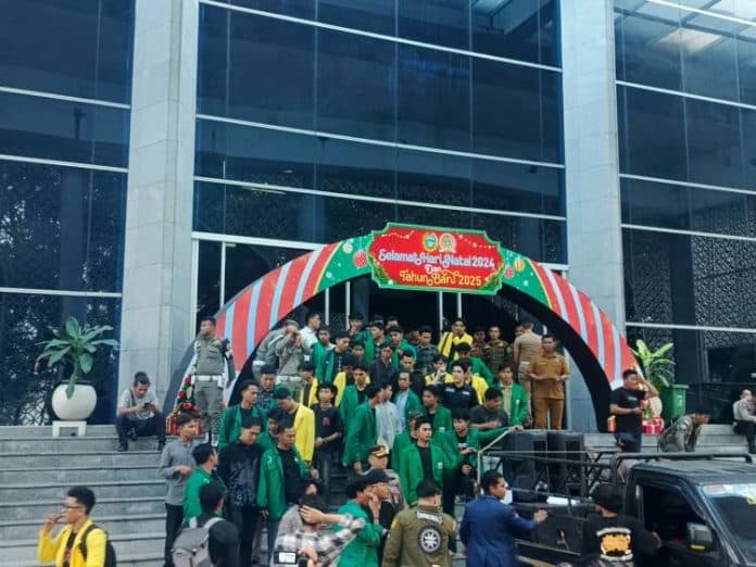usai_kuasai_ruang_rapat_paripurna_mahasiswa_akhirnya_membubarkan_diri